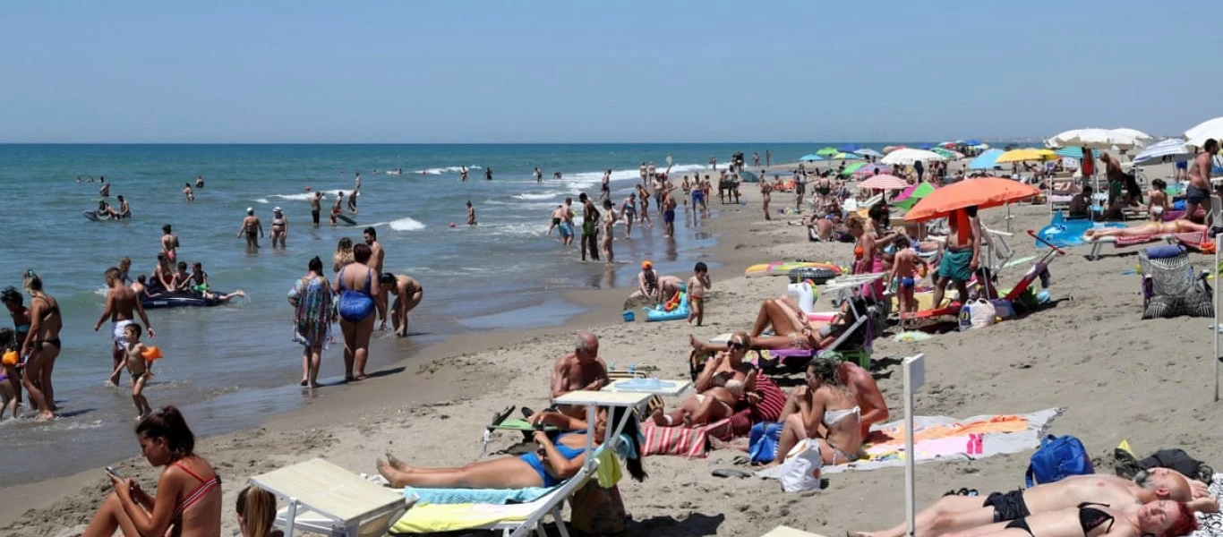 Γέμισαν οι παραλίες της Ιταλίας - Πρώτο «ελεύθερο» Σαββατοκύριακο από τον Νοέμβριο